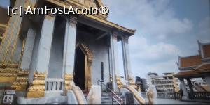 [P14] La intrare, balustradele de tip Naga (sarpe mitologic cu mai multe capete), placate cu aur, coboara pe marginea scarilor. Acest simbol este specific arhitecturii templelor budiste thailandeze. » foto by geani anto
 - 
<span class="allrVoted glyphicon glyphicon-heart hidden" id="av1548971"></span>
<a class="m-l-10 hidden" id="sv1548971" onclick="voting_Foto_DelVot(,1548971,3625)" role="button">șterge vot <span class="glyphicon glyphicon-remove"></span></a>
<a id="v91548971" class=" c-red"  onclick="voting_Foto_SetVot(1548971)" role="button"><span class="glyphicon glyphicon-heart-empty"></span> <b>LIKE</b> = Votează poza</a> <img class="hidden"  id="f1548971W9" src="/imagini/loader.gif" border="0" /><span class="AjErrMes hidden" id="e1548971ErM"></span>