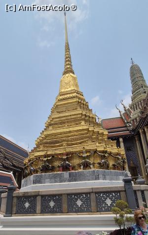 [P13] De o parte si de alta a Panteonului Regal se afla 2 stupe decorate cu cupru aurit (Twin Gold Chedi), construite de Rama I, una fiind dedicata tatalui sau iar cealalta, mamei sale. Ambele pagode sunt identice ca dimensiune, forma si inaltime.
La baza stupelor se afla sculpturi de demoni si razboinici, fiecare avand o fata, o imbracaminte si o culoare a corpului care corespund personajelor din epopeea Ramakien. » foto by geani anto
 - 
<span class="allrVoted glyphicon glyphicon-heart hidden" id="av1549768"></span>
<a class="m-l-10 hidden" id="sv1549768" onclick="voting_Foto_DelVot(,1549768,3625)" role="button">șterge vot <span class="glyphicon glyphicon-remove"></span></a>
<a id="v91549768" class=" c-red"  onclick="voting_Foto_SetVot(1549768)" role="button"><span class="glyphicon glyphicon-heart-empty"></span> <b>LIKE</b> = Votează poza</a> <img class="hidden"  id="f1549768W9" src="/imagini/loader.gif" border="0" /><span class="AjErrMes hidden" id="e1549768ErM"></span>