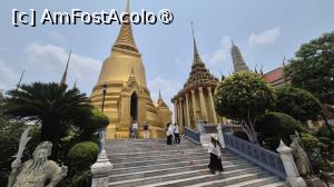 [P15] O alta stupa este Phra Sri Rattana Chedi, in forma de clopot, inalta de 40 metri, din caramida si mortar, construita in timpul domniei lui Rama al IV-lea pentru a adaposti relicve ale lui Buddha. Initial a fost varuita in alb, dar a fost ulterior acoperita cu mozaic auriu importat din Italia in timpul domniei lui Rama al V-lea, la timp pentru a marca centenarul orasului Bangkok in 1882. Peste 100 de ani, s-au refacut parti deteriorate ale stupei, ca parte a renovarii majore a templului pentru bicentenarul orasului Bangkok in timpul domniei lui Rama al IX-lea. » foto by geani anto
 - 
<span class="allrVoted glyphicon glyphicon-heart hidden" id="av1549770"></span>
<a class="m-l-10 hidden" id="sv1549770" onclick="voting_Foto_DelVot(,1549770,3625)" role="button">șterge vot <span class="glyphicon glyphicon-remove"></span></a>
<a id="v91549770" class=" c-red"  onclick="voting_Foto_SetVot(1549770)" role="button"><span class="glyphicon glyphicon-heart-empty"></span> <b>LIKE</b> = Votează poza</a> <img class="hidden"  id="f1549770W9" src="/imagini/loader.gif" border="0" /><span class="AjErrMes hidden" id="e1549770ErM"></span>