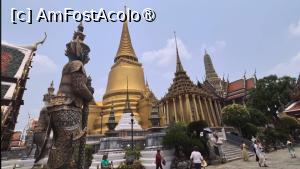 [P16] In dreapta, Phra Mondop, o alta cladire traditionala, cu usi cu incrustatii de sidef, cu acoperis thailandez cu turle mondop, construita de Rama I pentru a gazdui un dulap mare, lacuit, cu incrustatii de sidef, care contine scripturi budiste Tripitaka (scripturi budiste). 4 perechi de statui din bronz aurit ale unor giganti din povestea lui Ramakian pazesc intrarile clădirii. Exista 4 scari care duc la templu, cu balustrade impodobite cu serpi naga, in tinute elaborate, asemanatoare oamenilor, fiecare cu cinci capete. In cele 4 colturi ale cladirii sunt amplasate replici ale unor imagini din piatra ale lui Buddha din secolul al XIV-lea. Originalele, sculptate in piatra vulcanica, care au fost oferite lui Rama al V-lea in timpul vizitei sale regale din 1896 la Templul Borobudur de pe insula Java, Indonezia, sunt acum expuse la Muzeul Templului lui Buddha de Smarald din Marele Palat. » foto by geani anto
 - 
<span class="allrVoted glyphicon glyphicon-heart hidden" id="av1549771"></span>
<a class="m-l-10 hidden" id="sv1549771" onclick="voting_Foto_DelVot(,1549771,3625)" role="button">șterge vot <span class="glyphicon glyphicon-remove"></span></a>
<a id="v91549771" class=" c-red"  onclick="voting_Foto_SetVot(1549771)" role="button"><span class="glyphicon glyphicon-heart-empty"></span> <b>LIKE</b> = Votează poza</a> <img class="hidden"  id="f1549771W9" src="/imagini/loader.gif" border="0" /><span class="AjErrMes hidden" id="e1549771ErM"></span>
