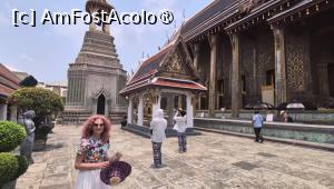 [P27] De peste 243 de ani, Buddha de Smarald se afla in Marele Palat din Bangkok. De-a lungul secolelor, statuia a calatorit mult prin Asia. Diverse armate si regate au luptat pentru a o detine, deoarece se credea ca aduce prosperitate si noroc oricarui teritoriu care o gazduia. Legenda spune ca statuia a fost adusa initial din India in Sri Lanka, apoi in Cambodgia (unde a fost pastrata la Angkor Wat) si, in cele din urma, a ajuns in Thailanda.
Astazi, statuia nu este doar o piesa de muzeu, regele Thailandei schimbandu-i personal vesmintele de aur impodobite cu diamante si pietre pretioase, de trei ori pe an (pentru sezoanele cald, ploios si rece) in cadrul unei ceremonii stricte care asigura norocul tarii. » foto by geani anto
 - 
<span class="allrVoted glyphicon glyphicon-heart hidden" id="av1549782"></span>
<a class="m-l-10 hidden" id="sv1549782" onclick="voting_Foto_DelVot(,1549782,3625)" role="button">șterge vot <span class="glyphicon glyphicon-remove"></span></a>
<a id="v91549782" class=" c-red"  onclick="voting_Foto_SetVot(1549782)" role="button"><span class="glyphicon glyphicon-heart-empty"></span> <b>LIKE</b> = Votează poza</a> <img class="hidden"  id="f1549782W9" src="/imagini/loader.gif" border="0" /><span class="AjErrMes hidden" id="e1549782ErM"></span>