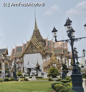 [P34] Sala Tronului Dusit Maha Prasat este sala principala a tronului din complexul Marelui Palat, construita pe locul Salii Tronului originale Indra Bhisek Maha Prasat, care era in intregime din lemn. Un incendiu provocat de un fulger a cuprins intreaga sala, iar regele Rama I (Phra Phutthayotfa Chulalok) a ordonat demolarea acestuia si construirea unei noi sali a tronului, cu patru laturi, cu o turla grandioasa. A tinut audiente regale in aceasta sala, iar in timpul domniei sale, trupurile decedate ale femeilor de rang inalt din familia regala au fost plasate in porticul vestic al salii. Cand Regele Rama I a murit, ramasitele sale regale au fost depuse aici, ceea ce a devenit o traditie pentru consacrarea ramasitelor regale ale monarhilor si membrilor de rang inalt ai familiei regale. » foto by geani anto
 - 
<span class="allrVoted glyphicon glyphicon-heart hidden" id="av1549789"></span>
<a class="m-l-10 hidden" id="sv1549789" onclick="voting_Foto_DelVot(,1549789,3625)" role="button">șterge vot <span class="glyphicon glyphicon-remove"></span></a>
<a id="v91549789" class=" c-red"  onclick="voting_Foto_SetVot(1549789)" role="button"><span class="glyphicon glyphicon-heart-empty"></span> <b>LIKE</b> = Votează poza</a> <img class="hidden"  id="f1549789W9" src="/imagini/loader.gif" border="0" /><span class="AjErrMes hidden" id="e1549789ErM"></span>