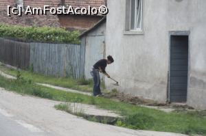 [P06] Se pun flori in fata casei » foto by dorgo
 - 
<span class="allrVoted glyphicon glyphicon-heart hidden" id="av738579"></span>
<a class="m-l-10 hidden" id="sv738579" onclick="voting_Foto_DelVot(,738579,3668)" role="button">șterge vot <span class="glyphicon glyphicon-remove"></span></a>
<a id="v9738579" class=" c-red"  onclick="voting_Foto_SetVot(738579)" role="button"><span class="glyphicon glyphicon-heart-empty"></span> <b>LIKE</b> = Votează poza</a> <img class="hidden"  id="f738579W9" src="/imagini/loader.gif" border="0" /><span class="AjErrMes hidden" id="e738579ErM"></span>
