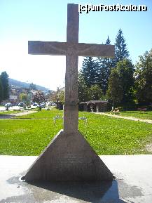 [P07] Troita cu izvor...nu doar o cruce mare de piatra instalata langa o fantana...ceva mai putin clasic
in fata bisericii » foto by catalinalupu
 - 
<span class="allrVoted glyphicon glyphicon-heart hidden" id="av176671"></span>
<a class="m-l-10 hidden" id="sv176671" onclick="voting_Foto_DelVot(,176671,3678)" role="button">șterge vot <span class="glyphicon glyphicon-remove"></span></a>
<a id="v9176671" class=" c-red"  onclick="voting_Foto_SetVot(176671)" role="button"><span class="glyphicon glyphicon-heart-empty"></span> <b>LIKE</b> = Votează poza</a> <img class="hidden"  id="f176671W9" src="/imagini/loader.gif" border="0" /><span class="AjErrMes hidden" id="e176671ErM"></span>