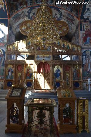 [P23] vedere spre altar Biserica Sfintii Imparati Constantin si Elena » foto by DarkAng3L
 - 
<span class="allrVoted glyphicon glyphicon-heart hidden" id="av594605"></span>
<a class="m-l-10 hidden" id="sv594605" onclick="voting_Foto_DelVot(,594605,3678)" role="button">șterge vot <span class="glyphicon glyphicon-remove"></span></a>
<a id="v9594605" class=" c-red"  onclick="voting_Foto_SetVot(594605)" role="button"><span class="glyphicon glyphicon-heart-empty"></span> <b>LIKE</b> = Votează poza</a> <img class="hidden"  id="f594605W9" src="/imagini/loader.gif" border="0" /><span class="AjErrMes hidden" id="e594605ErM"></span>