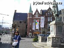 [P01] Statuia lui Johan de Witt şi, în centrul fotografiei, Museum de Gevangenpoort (muzeul Închisorii) » foto by Costi
 - 
<span class="allrVoted glyphicon glyphicon-heart hidden" id="av24154"></span>
<a class="m-l-10 hidden" id="sv24154" onclick="voting_Foto_DelVot(,24154,3707)" role="button">șterge vot <span class="glyphicon glyphicon-remove"></span></a>
<a id="v924154" class=" c-red"  onclick="voting_Foto_SetVot(24154)" role="button"><span class="glyphicon glyphicon-heart-empty"></span> <b>LIKE</b> = Votează poza</a> <img class="hidden"  id="f24154W9" src="/imagini/loader.gif" border="0" /><span class="AjErrMes hidden" id="e24154ErM"></span>