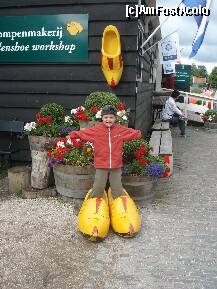 [P29] la coltul fabricii de saboti, un loc special pentru a imortaliza o amintire. in dreapta pasarela de acces in fabrica. in spatele ei, un imens sabot portocaliu » foto by a.sr*
 - 
<span class="allrVoted glyphicon glyphicon-heart hidden" id="av271716"></span>
<a class="m-l-10 hidden" id="sv271716" onclick="voting_Foto_DelVot(,271716,3710)" role="button">șterge vot <span class="glyphicon glyphicon-remove"></span></a>
<a id="v9271716" class=" c-red"  onclick="voting_Foto_SetVot(271716)" role="button"><span class="glyphicon glyphicon-heart-empty"></span> <b>LIKE</b> = Votează poza</a> <img class="hidden"  id="f271716W9" src="/imagini/loader.gif" border="0" /><span class="AjErrMes hidden" id="e271716ErM"></span>