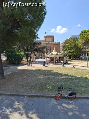 [P26] În fundal, Porta Galliera » foto by Carmen Ion
 - 
<span class="allrVoted glyphicon glyphicon-heart hidden" id="av1539014"></span>
<a class="m-l-10 hidden" id="sv1539014" onclick="voting_Foto_DelVot(,1539014,3721)" role="button">șterge vot <span class="glyphicon glyphicon-remove"></span></a>
<a id="v91539014" class=" c-red"  onclick="voting_Foto_SetVot(1539014)" role="button"><span class="glyphicon glyphicon-heart-empty"></span> <b>LIKE</b> = Votează poza</a> <img class="hidden"  id="f1539014W9" src="/imagini/loader.gif" border="0" /><span class="AjErrMes hidden" id="e1539014ErM"></span>