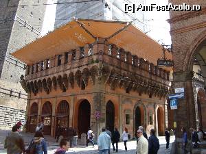 [P15] Palazzo dell Mercanzia, din Plazza Mercanzia, situata in apropierea turnurilor. Piata se numara printre cele mai frumoase piese arhitectonice gotice.  » foto by Alesana29
 - 
<span class="allrVoted glyphicon glyphicon-heart hidden" id="av511852"></span>
<a class="m-l-10 hidden" id="sv511852" onclick="voting_Foto_DelVot(,511852,3721)" role="button">șterge vot <span class="glyphicon glyphicon-remove"></span></a>
<a id="v9511852" class=" c-red"  onclick="voting_Foto_SetVot(511852)" role="button"><span class="glyphicon glyphicon-heart-empty"></span> <b>LIKE</b> = Votează poza</a> <img class="hidden"  id="f511852W9" src="/imagini/loader.gif" border="0" /><span class="AjErrMes hidden" id="e511852ErM"></span>