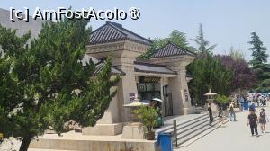 [P18] Dupa ce am vizitat Groapa 1, ne-am indreptat spre situl care adaposteste Groapa 2, care acopera jumatate din suprafata Gropii 1, dar care este cea mai cuprinzatoare expozitie de formatiuni militare Qin, continand toate tipurile de razboinici de teracota descoperite in prezent, inclusiv infanterie, cavalerie, calareti si arcasi. » foto by geani anto
 - 
<span class="allrVoted glyphicon glyphicon-heart hidden" id="av1501652"></span>
<a class="m-l-10 hidden" id="sv1501652" onclick="voting_Foto_DelVot(,1501652,3731)" role="button">șterge vot <span class="glyphicon glyphicon-remove"></span></a>
<a id="v91501652" class=" c-red"  onclick="voting_Foto_SetVot(1501652)" role="button"><span class="glyphicon glyphicon-heart-empty"></span> <b>LIKE</b> = Votează poza</a> <img class="hidden"  id="f1501652W9" src="/imagini/loader.gif" border="0" /><span class="AjErrMes hidden" id="e1501652ErM"></span>