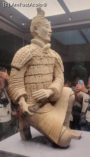 [P25] Groapa 2 prezinta 5 vitrine de sticla care gazduiesc unii dintre cei mai rafinati si mai bine conservati razboinici de teracota.Arcasul ingenuncheat, imbracat intr-o roba de lupta cu armura, figura are parul legat intr-un coc pe partea stangă a capului. Genunchiul drept atinge pamantul, in timp ce cel stang este indoit, cu mainile pozitionate pe partea dreapta, una deasupra celeilalte, ca si cum s-ar pregati sa traga cu o arbaleta. » foto by geani anto
 - 
<span class="allrVoted glyphicon glyphicon-heart hidden" id="av1501659"></span>
<a class="m-l-10 hidden" id="sv1501659" onclick="voting_Foto_DelVot(,1501659,3731)" role="button">șterge vot <span class="glyphicon glyphicon-remove"></span></a>
<a id="v91501659" class=" c-red"  onclick="voting_Foto_SetVot(1501659)" role="button"><span class="glyphicon glyphicon-heart-empty"></span> <b>LIKE</b> = Votează poza</a> <img class="hidden"  id="f1501659W9" src="/imagini/loader.gif" border="0" /><span class="AjErrMes hidden" id="e1501659ErM"></span>