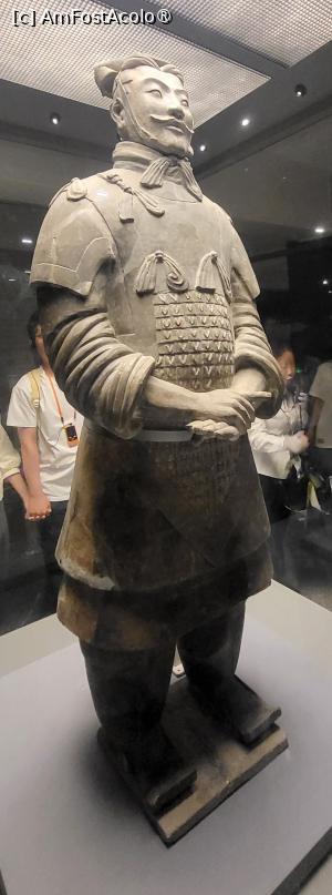 [P26] Ofiterul de rang inalt, cu o inaltime de aproximativ 1,97 m, aceasta figurina poarta coroana din pene de fazan si armura de piele, cu noduri complicate pe piept, spate si umeri. Abdomenul usor proeminent sugereaza o viata relativ usoara, cu putina munca fizica, colantii mulati si cizmele cu varful patrat indica un statut inalt. » foto by geani anto
 - 
<span class="allrVoted glyphicon glyphicon-heart hidden" id="av1501660"></span>
<a class="m-l-10 hidden" id="sv1501660" onclick="voting_Foto_DelVot(,1501660,3731)" role="button">șterge vot <span class="glyphicon glyphicon-remove"></span></a>
<a id="v91501660" class=" c-red"  onclick="voting_Foto_SetVot(1501660)" role="button"><span class="glyphicon glyphicon-heart-empty"></span> <b>LIKE</b> = Votează poza</a> <img class="hidden"  id="f1501660W9" src="/imagini/loader.gif" border="0" /><span class="AjErrMes hidden" id="e1501660ErM"></span>