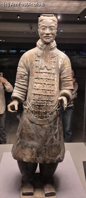 [P27] Ofiter de rang mediu, masurand aproximativ 1,91 m, poarta o coroana lunga cu doua placi si o placa de piept din piele. Mana stanga pare sa se sprijine pe o sabie, in timp ce ochii usor ingustati si zambetul slab ii confera o expresie accesibila. » foto by geani anto
 - 
<span class="allrVoted glyphicon glyphicon-heart hidden" id="av1501661"></span>
<a class="m-l-10 hidden" id="sv1501661" onclick="voting_Foto_DelVot(,1501661,3731)" role="button">șterge vot <span class="glyphicon glyphicon-remove"></span></a>
<a id="v91501661" class=" c-red"  onclick="voting_Foto_SetVot(1501661)" role="button"><span class="glyphicon glyphicon-heart-empty"></span> <b>LIKE</b> = Votează poza</a> <img class="hidden"  id="f1501661W9" src="/imagini/loader.gif" border="0" /><span class="AjErrMes hidden" id="e1501661ErM"></span>