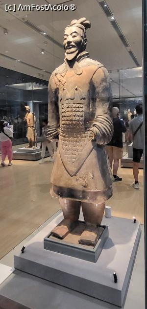 [P31] Am vizitat si expozitia din Muzeul sitului, care comemora cea de-a 50-a aniversare a descoperirii si sapaturilor arheologice ale Armatei de Teracota, care prezinta comori arheologice atent selectate, inclusiv relicve culturale importante din situl mausolelului imperial, multe dintre ele fiind expuse pentru prima data. » foto by geani anto
 - 
<span class="allrVoted glyphicon glyphicon-heart hidden" id="av1501665"></span>
<a class="m-l-10 hidden" id="sv1501665" onclick="voting_Foto_DelVot(,1501665,3731)" role="button">șterge vot <span class="glyphicon glyphicon-remove"></span></a>
<a id="v91501665" class=" c-red"  onclick="voting_Foto_SetVot(1501665)" role="button"><span class="glyphicon glyphicon-heart-empty"></span> <b>LIKE</b> = Votează poza</a> <img class="hidden"  id="f1501665W9" src="/imagini/loader.gif" border="0" /><span class="AjErrMes hidden" id="e1501665ErM"></span>