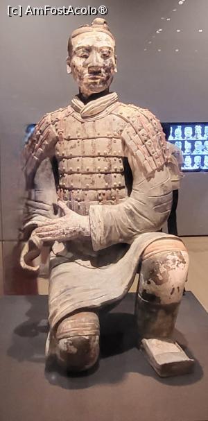 [P35] Piesa centrala a expozitiei este sectiunea care prezinta o gama vasta de razboinici si cai de teracota, impreuna cu arme din dinastia Qin. Armele antice din bronz expuse sunt inca stralucitoare, demonstrand incredibilele tehnici de prevenire a ruginii din China antica.
Sunt expusi generali rari din teracota, cu modele clare si rafinate pe hainele lor. Unii razboinici din teracota au pastrat culorile originale, cum ar fi manecile violete ale hainei unui razboinic sau buzele roz ale altuia. » foto by geani anto
 - 
<span class="allrVoted glyphicon glyphicon-heart hidden" id="av1501669"></span>
<a class="m-l-10 hidden" id="sv1501669" onclick="voting_Foto_DelVot(,1501669,3731)" role="button">șterge vot <span class="glyphicon glyphicon-remove"></span></a>
<a id="v91501669" class=" c-red"  onclick="voting_Foto_SetVot(1501669)" role="button"><span class="glyphicon glyphicon-heart-empty"></span> <b>LIKE</b> = Votează poza</a> <img class="hidden"  id="f1501669W9" src="/imagini/loader.gif" border="0" /><span class="AjErrMes hidden" id="e1501669ErM"></span>