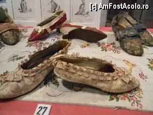 [P19] Pantofi. Sunt la fel de mici precum par. Si nu erau pentru chinezoaice » foto by MCM
 - 
<span class="allrVoted glyphicon glyphicon-heart hidden" id="av386371"></span>
<a class="m-l-10 hidden" id="sv386371" onclick="voting_Foto_DelVot(,386371,3768)" role="button">șterge vot <span class="glyphicon glyphicon-remove"></span></a>
<a id="v9386371" class=" c-red"  onclick="voting_Foto_SetVot(386371)" role="button"><span class="glyphicon glyphicon-heart-empty"></span> <b>LIKE</b> = Votează poza</a> <img class="hidden"  id="f386371W9" src="/imagini/loader.gif" border="0" /><span class="AjErrMes hidden" id="e386371ErM"></span>