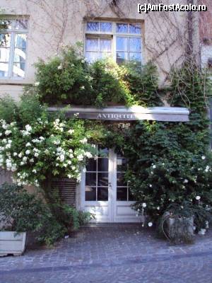 [P12] Mic magazin de antichităţi pe rue Petit Bouchon din cartierul Marolles.  » foto by Carmen Ion
 - 
<span class="allrVoted glyphicon glyphicon-heart hidden" id="av664505"></span>
<a class="m-l-10 hidden" id="sv664505" onclick="voting_Foto_DelVot(,664505,3768)" role="button">șterge vot <span class="glyphicon glyphicon-remove"></span></a>
<a id="v9664505" class=" c-red"  onclick="voting_Foto_SetVot(664505)" role="button"><span class="glyphicon glyphicon-heart-empty"></span> <b>LIKE</b> = Votează poza</a> <img class="hidden"  id="f664505W9" src="/imagini/loader.gif" border="0" /><span class="AjErrMes hidden" id="e664505ErM"></span>