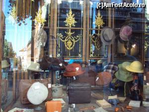 [P15] Vitrina unui magazin vintage de pe Rue Haute, unde am descoperit, pe lângă pălării şi poşete, mai multe ediţii vechi ale volumului 'Fleurs du Mal' de Baudelaire.  » foto by Carmen Ion
 - 
<span class="allrVoted glyphicon glyphicon-heart hidden" id="av664508"></span>
<a class="m-l-10 hidden" id="sv664508" onclick="voting_Foto_DelVot(,664508,3768)" role="button">șterge vot <span class="glyphicon glyphicon-remove"></span></a>
<a id="v9664508" class=" c-red"  onclick="voting_Foto_SetVot(664508)" role="button"><span class="glyphicon glyphicon-heart-empty"></span> <b>LIKE</b> = Votează poza</a> <img class="hidden"  id="f664508W9" src="/imagini/loader.gif" border="0" /><span class="AjErrMes hidden" id="e664508ErM"></span>