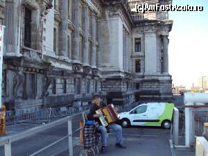 [P06] Acordeonistul din Place Poelaert; în stânga, vedere laterală a Palatului de Justiţie.  » foto by Carmen Ion
 - 
<span class="allrVoted glyphicon glyphicon-heart hidden" id="av664499"></span>
<a class="m-l-10 hidden" id="sv664499" onclick="voting_Foto_DelVot(,664499,3768)" role="button">șterge vot <span class="glyphicon glyphicon-remove"></span></a>
<a id="v9664499" class=" c-red"  onclick="voting_Foto_SetVot(664499)" role="button"><span class="glyphicon glyphicon-heart-empty"></span> <b>LIKE</b> = Votează poza</a> <img class="hidden"  id="f664499W9" src="/imagini/loader.gif" border="0" /><span class="AjErrMes hidden" id="e664499ErM"></span>