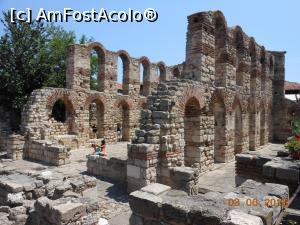 [P48] Nessebar - orașul vechi. Vizitatori la Biserica Sf. Sofia.  » foto by iulianic
 - 
<span class="allrVoted glyphicon glyphicon-heart hidden" id="av974513"></span>
<a class="m-l-10 hidden" id="sv974513" onclick="voting_Foto_DelVot(,974513,3774)" role="button">șterge vot <span class="glyphicon glyphicon-remove"></span></a>
<a id="v9974513" class=" c-red"  onclick="voting_Foto_SetVot(974513)" role="button"><span class="glyphicon glyphicon-heart-empty"></span> <b>LIKE</b> = Votează poza</a> <img class="hidden"  id="f974513W9" src="/imagini/loader.gif" border="0" /><span class="AjErrMes hidden" id="e974513ErM"></span>