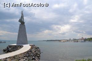 [P24] Statuie din zona portului turistic » foto by AZE
 - 
<span class="allrVoted glyphicon glyphicon-heart hidden" id="av722150"></span>
<a class="m-l-10 hidden" id="sv722150" onclick="voting_Foto_DelVot(,722150,3774)" role="button">șterge vot <span class="glyphicon glyphicon-remove"></span></a>
<a id="v9722150" class=" c-red"  onclick="voting_Foto_SetVot(722150)" role="button"><span class="glyphicon glyphicon-heart-empty"></span> <b>LIKE</b> = Votează poza</a> <img class="hidden"  id="f722150W9" src="/imagini/loader.gif" border="0" /><span class="AjErrMes hidden" id="e722150ErM"></span>
