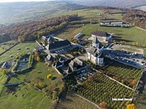 [P20] Manastirea Had&acirc;mbu, vedere de sus » foto by Michi <span class="label label-default labelC_thin small">NEVOTABILĂ</span>