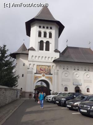 [P25] Manastirea Had&acirc;mbu parcare şi intrare prin turnul clopotniţă » foto by Michi
 - 
<span class="allrVoted glyphicon glyphicon-heart hidden" id="av1411921"></span>
<a class="m-l-10 hidden" id="sv1411921" onclick="voting_Foto_DelVot(,1411921,3780)" role="button">șterge vot <span class="glyphicon glyphicon-remove"></span></a>
<a id="v91411921" class=" c-red"  onclick="voting_Foto_SetVot(1411921)" role="button"><span class="glyphicon glyphicon-heart-empty"></span> <b>LIKE</b> = Votează poza</a> <img class="hidden"  id="f1411921W9" src="/imagini/loader.gif" border="0" /><span class="AjErrMes hidden" id="e1411921ErM"></span>