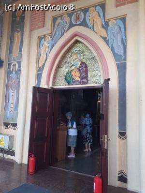 [P09] Manastirea Vlădiceni, intrare &icirc;n pridvorul cu sfinţi » foto by Michi
 - 
<span class="allrVoted glyphicon glyphicon-heart hidden" id="av1411905"></span>
<a class="m-l-10 hidden" id="sv1411905" onclick="voting_Foto_DelVot(,1411905,3780)" role="button">șterge vot <span class="glyphicon glyphicon-remove"></span></a>
<a id="v91411905" class=" c-red"  onclick="voting_Foto_SetVot(1411905)" role="button"><span class="glyphicon glyphicon-heart-empty"></span> <b>LIKE</b> = Votează poza</a> <img class="hidden"  id="f1411905W9" src="/imagini/loader.gif" border="0" /><span class="AjErrMes hidden" id="e1411905ErM"></span>