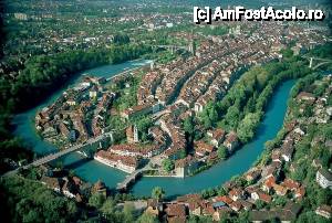 [P23] Berna - vedere aeriana asuspra peninsulei unde este asezat centrul istoric inconjurata de raul Aare 
sursa: Wikipedia » foto by Nicu Teusdea
 - 
<span class="allrVoted glyphicon glyphicon-heart hidden" id="av496476"></span>
<a class="m-l-10 hidden" id="sv496476" onclick="voting_Foto_DelVot(,496476,3785)" role="button">șterge vot <span class="glyphicon glyphicon-remove"></span></a>
<a id="v9496476" class=" c-red"  onclick="voting_Foto_SetVot(496476)" role="button"><span class="glyphicon glyphicon-heart-empty"></span> <b>LIKE</b> = Votează poza</a> <img class="hidden"  id="f496476W9" src="/imagini/loader.gif" border="0" /><span class="AjErrMes hidden" id="e496476ErM"></span>