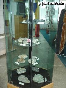 [P14] Cheia - Muzeul Flori de Mina- una din cele doua vitrine  si geode maride citrin in partea dreapta » foto by Diaura*
 - 
<span class="allrVoted glyphicon glyphicon-heart hidden" id="av123964"></span>
<a class="m-l-10 hidden" id="sv123964" onclick="voting_Foto_DelVot(,123964,3798)" role="button">șterge vot <span class="glyphicon glyphicon-remove"></span></a>
<a id="v9123964" class=" c-red"  onclick="voting_Foto_SetVot(123964)" role="button"><span class="glyphicon glyphicon-heart-empty"></span> <b>LIKE</b> = Votează poza</a> <img class="hidden"  id="f123964W9" src="/imagini/loader.gif" border="0" /><span class="AjErrMes hidden" id="e123964ErM"></span>