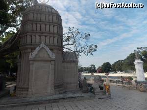 [P02] Ho Hem Monthian Tehwarat (altarul Regele Palatului de Aur) stil khmer » foto by mprofeanu
 - 
<span class="allrVoted glyphicon glyphicon-heart hidden" id="av607149"></span>
<a class="m-l-10 hidden" id="sv607149" onclick="voting_Foto_DelVot(,607149,3802)" role="button">șterge vot <span class="glyphicon glyphicon-remove"></span></a>
<a id="v9607149" class=" c-red"  onclick="voting_Foto_SetVot(607149)" role="button"><span class="glyphicon glyphicon-heart-empty"></span> <b>LIKE</b> = Votează poza</a> <img class="hidden"  id="f607149W9" src="/imagini/loader.gif" border="0" /><span class="AjErrMes hidden" id="e607149ErM"></span>