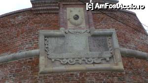 [P20] Cetatea Oradea - placa comemorativă a Principelui Bethlen Gabor din 1627. O traducere aproximativă a textului latin ar suna cam așa: 'Gabriel al Panoniei, descendent al lui Hercule/a ridicat din dragoste de țară aceste ziduri de o tărie gigantică/ce ar întoarce chiar și soarta marilor războaie...' » foto by Dragoș_MD
 - 
<span class="allrVoted glyphicon glyphicon-heart hidden" id="av397717"></span>
<a class="m-l-10 hidden" id="sv397717" onclick="voting_Foto_DelVot(,397717,3848)" role="button">șterge vot <span class="glyphicon glyphicon-remove"></span></a>
<a id="v9397717" class=" c-red"  onclick="voting_Foto_SetVot(397717)" role="button"><span class="glyphicon glyphicon-heart-empty"></span> <b>LIKE</b> = Votează poza</a> <img class="hidden"  id="f397717W9" src="/imagini/loader.gif" border="0" /><span class="AjErrMes hidden" id="e397717ErM"></span>