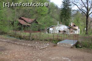 [P30] Munții Pădurea Craiului, Peștera Vadul Crișului, vechea cabană acum o ruină, se vede podețul de pe pârăul ce iese din peșteră și devine cascadă » foto by mprofeanu
 - 
<span class="allrVoted glyphicon glyphicon-heart hidden" id="av1066272"></span>
<a class="m-l-10 hidden" id="sv1066272" onclick="voting_Foto_DelVot(,1066272,3850)" role="button">șterge vot <span class="glyphicon glyphicon-remove"></span></a>
<a id="v91066272" class=" c-red"  onclick="voting_Foto_SetVot(1066272)" role="button"><span class="glyphicon glyphicon-heart-empty"></span> <b>LIKE</b> = Votează poza</a> <img class="hidden"  id="f1066272W9" src="/imagini/loader.gif" border="0" /><span class="AjErrMes hidden" id="e1066272ErM"></span>