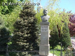 [P18] În părculețul de lângă Catedrala Episcopală ”Sfântul Ierarh Nicolae” din Tulcea am văzut bustul lui Mihail Kogălniceanu.  » foto by Floryn81
 - 
<span class="allrVoted glyphicon glyphicon-heart hidden" id="av738220"></span>
<a class="m-l-10 hidden" id="sv738220" onclick="voting_Foto_DelVot(,738220,3854)" role="button">șterge vot <span class="glyphicon glyphicon-remove"></span></a>
<a id="v9738220" class=" c-red"  onclick="voting_Foto_SetVot(738220)" role="button"><span class="glyphicon glyphicon-heart-empty"></span> <b>LIKE</b> = Votează poza</a> <img class="hidden"  id="f738220W9" src="/imagini/loader.gif" border="0" /><span class="AjErrMes hidden" id="e738220ErM"></span>