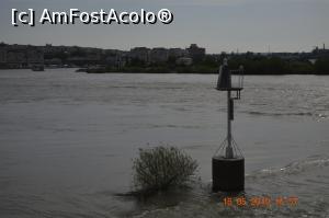 [P12] În acest loc, Dunărea are una din cele mai mari adîncimi (cca. 40 m) și în zonă este un, anafor, (un vîrtej care face ca navele să stea acostate cu prova în aval), adică invers față de cum e normal.  » foto by KSV
 - 
<span class="allrVoted glyphicon glyphicon-heart hidden" id="av1072149"></span>
<a class="m-l-10 hidden" id="sv1072149" onclick="voting_Foto_DelVot(,1072149,3854)" role="button">șterge vot <span class="glyphicon glyphicon-remove"></span></a>
<a id="v91072149" class=" c-red"  onclick="voting_Foto_SetVot(1072149)" role="button"><span class="glyphicon glyphicon-heart-empty"></span> <b>LIKE</b> = Votează poza</a> <img class="hidden"  id="f1072149W9" src="/imagini/loader.gif" border="0" /><span class="AjErrMes hidden" id="e1072149ErM"></span>