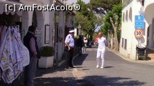 [P12] Discutie intre un politist local si un turist ratacit pe o straduta de langa Piazzeta Diaz.  » foto by ovidiuyepi
 - 
<span class="allrVoted glyphicon glyphicon-heart hidden" id="av949817"></span>
<a class="m-l-10 hidden" id="sv949817" onclick="voting_Foto_DelVot(,949817,3887)" role="button">șterge vot <span class="glyphicon glyphicon-remove"></span></a>
<a id="v9949817" class=" c-red"  onclick="voting_Foto_SetVot(949817)" role="button"><span class="glyphicon glyphicon-heart-empty"></span> <b>LIKE</b> = Votează poza</a> <img class="hidden"  id="f949817W9" src="/imagini/loader.gif" border="0" /><span class="AjErrMes hidden" id="e949817ErM"></span>