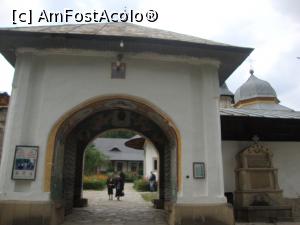 [P05] Am intrat în curtea interioară trecând pe sub turnul porții. În partea dreaptă se vede cișmeaua de unde am băut apă.  » foto by Floryn81
 - 
<span class="allrVoted glyphicon glyphicon-heart hidden" id="av712736"></span>
<a class="m-l-10 hidden" id="sv712736" onclick="voting_Foto_DelVot(,712736,3916)" role="button">șterge vot <span class="glyphicon glyphicon-remove"></span></a>
<a id="v9712736" class=" c-red"  onclick="voting_Foto_SetVot(712736)" role="button"><span class="glyphicon glyphicon-heart-empty"></span> <b>LIKE</b> = Votează poza</a> <img class="hidden"  id="f712736W9" src="/imagini/loader.gif" border="0" /><span class="AjErrMes hidden" id="e712736ErM"></span>