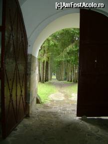 [P03] Aici este poarta veche de intrare in munastire si este strajuita de brazi. Am inteles ca i se spune 'Calea fara intoarcere' sau ceva asemanator. Poate si pentru ca imediat dupa poarta pe care o vedeti, in partea dreapta, este cimitirul parintilor calugari. » foto by vasilefilipescu
 - 
<span class="allrVoted glyphicon glyphicon-heart hidden" id="av41855"></span>
<a class="m-l-10 hidden" id="sv41855" onclick="voting_Foto_DelVot(,41855,3935)" role="button">șterge vot <span class="glyphicon glyphicon-remove"></span></a>
<a id="v941855" class=" c-red"  onclick="voting_Foto_SetVot(41855)" role="button"><span class="glyphicon glyphicon-heart-empty"></span> <b>LIKE</b> = Votează poza</a> <img class="hidden"  id="f41855W9" src="/imagini/loader.gif" border="0" /><span class="AjErrMes hidden" id="e41855ErM"></span>