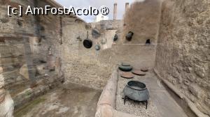 [P11] In bucatarie a fost reprodusa amenajarea originala, cu vesela agatata pe perete si cu oale si trepiede, dispuse pe blat. » foto by geani anto
 - 
<span class="allrVoted glyphicon glyphicon-heart hidden" id="av1410668"></span>
<a class="m-l-10 hidden" id="sv1410668" onclick="voting_Foto_DelVot(,1410668,3976)" role="button">șterge vot <span class="glyphicon glyphicon-remove"></span></a>
<a id="v91410668" class=" c-red"  onclick="voting_Foto_SetVot(1410668)" role="button"><span class="glyphicon glyphicon-heart-empty"></span> <b>LIKE</b> = Votează poza</a> <img class="hidden"  id="f1410668W9" src="/imagini/loader.gif" border="0" /><span class="AjErrMes hidden" id="e1410668ErM"></span>
