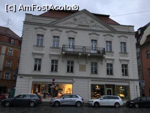 [P51] Regensburg - Aceasta casa a fost o vreme resedinta lui Napoleon conform placutei (destul de greu de descifrat) aflata sub balcon » foto by mishu
 - 
<span class="allrVoted glyphicon glyphicon-heart hidden" id="av1041630"></span>
<a class="m-l-10 hidden" id="sv1041630" onclick="voting_Foto_DelVot(,1041630,4021)" role="button">șterge vot <span class="glyphicon glyphicon-remove"></span></a>
<a id="v91041630" class=" c-red"  onclick="voting_Foto_SetVot(1041630)" role="button"><span class="glyphicon glyphicon-heart-empty"></span> <b>LIKE</b> = Votează poza</a> <img class="hidden"  id="f1041630W9" src="/imagini/loader.gif" border="0" /><span class="AjErrMes hidden" id="e1041630ErM"></span>