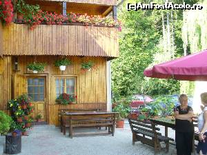[P05] Pensiunea Bogdaneasa - corpul principal cu terasa, restaurant, sus sint camerele. 

Dna care este cu fata spre noi e proprietareasa » foto by Dana Cluj
 - 
<span class="allrVoted glyphicon glyphicon-heart hidden" id="av647809"></span>
<a class="m-l-10 hidden" id="sv647809" onclick="voting_Foto_DelVot(,647809,4026)" role="button">șterge vot <span class="glyphicon glyphicon-remove"></span></a>
<a id="v9647809" class=" c-red"  onclick="voting_Foto_SetVot(647809)" role="button"><span class="glyphicon glyphicon-heart-empty"></span> <b>LIKE</b> = Votează poza</a> <img class="hidden"  id="f647809W9" src="/imagini/loader.gif" border="0" /><span class="AjErrMes hidden" id="e647809ErM"></span>
