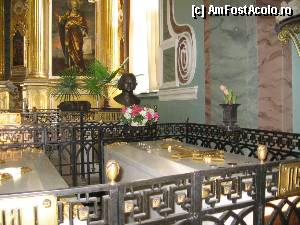 [P09] Mormântul lui Petru cel Mare » foto by Michi
 - 
<span class="allrVoted glyphicon glyphicon-heart hidden" id="av407291"></span>
<a class="m-l-10 hidden" id="sv407291" onclick="voting_Foto_DelVot(,407291,4057)" role="button">șterge vot <span class="glyphicon glyphicon-remove"></span></a>
<a id="v9407291" class=" c-red"  onclick="voting_Foto_SetVot(407291)" role="button"><span class="glyphicon glyphicon-heart-empty"></span> <b>LIKE</b> = Votează poza</a> <img class="hidden"  id="f407291W9" src="/imagini/loader.gif" border="0" /><span class="AjErrMes hidden" id="e407291ErM"></span>