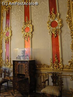 [P10] In Camera Crimson, arhitectul a folosit materiale originale pentru vremea respectiva: pe peretii captusiti cu damasc alb a asezat pilastri continand sticla limpede cu folie metalica rosie, de unde si numele camerei. » foto by geani anto
 - 
<span class="allrVoted glyphicon glyphicon-heart hidden" id="av1118071"></span>
<a class="m-l-10 hidden" id="sv1118071" onclick="voting_Foto_DelVot(,1118071,4057)" role="button">șterge vot <span class="glyphicon glyphicon-remove"></span></a>
<a id="v91118071" class=" c-red"  onclick="voting_Foto_SetVot(1118071)" role="button"><span class="glyphicon glyphicon-heart-empty"></span> <b>LIKE</b> = Votează poza</a> <img class="hidden"  id="f1118071W9" src="/imagini/loader.gif" border="0" /><span class="AjErrMes hidden" id="e1118071ErM"></span>