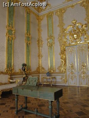 [P11] In Camera Green Pilaster, arhitectul a folosit materiale originale pentru vremea respectiva: pe peretii captusiti cu damasc alb a asezat pilastri continand sticla limpede cu folie metalica verde, de unde si numele camerei.  » foto by geani anto
 - 
<span class="allrVoted glyphicon glyphicon-heart hidden" id="av1118072"></span>
<a class="m-l-10 hidden" id="sv1118072" onclick="voting_Foto_DelVot(,1118072,4057)" role="button">șterge vot <span class="glyphicon glyphicon-remove"></span></a>
<a id="v91118072" class=" c-red"  onclick="voting_Foto_SetVot(1118072)" role="button"><span class="glyphicon glyphicon-heart-empty"></span> <b>LIKE</b> = Votează poza</a> <img class="hidden"  id="f1118072W9" src="/imagini/loader.gif" border="0" /><span class="AjErrMes hidden" id="e1118072ErM"></span>