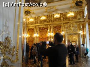 [P13] Camera de chihlimbar (ambra) este bijuteria Palatului Ecaterinei, denumita „cea de-a opta minune a lumii”. in interiorul acesteia este interzisa fotografierea, de aceea am fotografiat in pragul urmatoarei incaperi, peretii incarcati de ambra.  » foto by geani anto
 - 
<span class="allrVoted glyphicon glyphicon-heart hidden" id="av1118074"></span>
<a class="m-l-10 hidden" id="sv1118074" onclick="voting_Foto_DelVot(,1118074,4057)" role="button">șterge vot <span class="glyphicon glyphicon-remove"></span></a>
<a id="v91118074" class=" c-red"  onclick="voting_Foto_SetVot(1118074)" role="button"><span class="glyphicon glyphicon-heart-empty"></span> <b>LIKE</b> = Votează poza</a> <img class="hidden"  id="f1118074W9" src="/imagini/loader.gif" border="0" /><span class="AjErrMes hidden" id="e1118074ErM"></span>