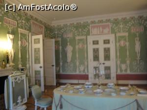 [P22] Sala verde de masa marcheaza apartamentele private din partea de nord a palatului care au fost create la ordinul Ecaterinei a II-a pentru fiul ei, Marele Duce Pavel si prima sa sotie, Natalia Alexeyevna. Peretii de un verde pal sunt infrumusetati cu ornamente albe cu motive antice.  » foto by geani anto
 - 
<span class="allrVoted glyphicon glyphicon-heart hidden" id="av1118083"></span>
<a class="m-l-10 hidden" id="sv1118083" onclick="voting_Foto_DelVot(,1118083,4057)" role="button">șterge vot <span class="glyphicon glyphicon-remove"></span></a>
<a id="v91118083" class=" c-red"  onclick="voting_Foto_SetVot(1118083)" role="button"><span class="glyphicon glyphicon-heart-empty"></span> <b>LIKE</b> = Votează poza</a> <img class="hidden"  id="f1118083W9" src="/imagini/loader.gif" border="0" /><span class="AjErrMes hidden" id="e1118083ErM"></span>