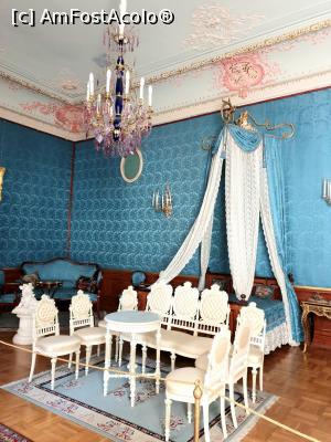 [P03] Dormitorul printesei, cu peretii impodobiti cu o tesatura de matase tip damasc si suportul de deasupra baldachinului, restaurat conform imaginilor istorice.  » foto by geani anto
 - 
<span class="allrVoted glyphicon glyphicon-heart hidden" id="av1149545"></span>
<a class="m-l-10 hidden" id="sv1149545" onclick="voting_Foto_DelVot(,1149545,4057)" role="button">șterge vot <span class="glyphicon glyphicon-remove"></span></a>
<a id="v91149545" class=" c-red"  onclick="voting_Foto_SetVot(1149545)" role="button"><span class="glyphicon glyphicon-heart-empty"></span> <b>LIKE</b> = Votează poza</a> <img class="hidden"  id="f1149545W9" src="/imagini/loader.gif" border="0" /><span class="AjErrMes hidden" id="e1149545ErM"></span>