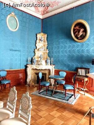 [P04] In dormitorul printesei s-a pastrat semineul din onix, deasupra caruia sunt un fel de rafturi din lemn, pictate in aceeasi culoare ca semineul, cu detalii aurite. O usa mica, aflata in stanga semineului, duce la o scara interioara care leaga dormitorul de camerele de locuit de la parter.  » foto by geani anto
 - 
<span class="allrVoted glyphicon glyphicon-heart hidden" id="av1149546"></span>
<a class="m-l-10 hidden" id="sv1149546" onclick="voting_Foto_DelVot(,1149546,4057)" role="button">șterge vot <span class="glyphicon glyphicon-remove"></span></a>
<a id="v91149546" class=" c-red"  onclick="voting_Foto_SetVot(1149546)" role="button"><span class="glyphicon glyphicon-heart-empty"></span> <b>LIKE</b> = Votează poza</a> <img class="hidden"  id="f1149546W9" src="/imagini/loader.gif" border="0" /><span class="AjErrMes hidden" id="e1149546ErM"></span>