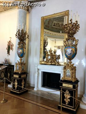 [P07] Rotonda mare - Semineul alb din marmura italiana era in armonie cu lampile de podea din portelan Sevres si cu sculpturile din portelan de pe dulapurile din lac negru.  » foto by geani anto
 - 
<span class="allrVoted glyphicon glyphicon-heart hidden" id="av1149549"></span>
<a class="m-l-10 hidden" id="sv1149549" onclick="voting_Foto_DelVot(,1149549,4057)" role="button">șterge vot <span class="glyphicon glyphicon-remove"></span></a>
<a id="v91149549" class=" c-red"  onclick="voting_Foto_SetVot(1149549)" role="button"><span class="glyphicon glyphicon-heart-empty"></span> <b>LIKE</b> = Votează poza</a> <img class="hidden"  id="f1149549W9" src="/imagini/loader.gif" border="0" /><span class="AjErrMes hidden" id="e1149549ErM"></span>