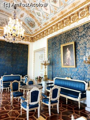 [P08] Camera albastra este decorata rafinat in combinații de alb, auriu si nuante reci de albastru inchis. Pictura de pe plafon prezinta figuri de cupide, imagini cu flori si instrumente muzicale si medalioane cu alegorii ale anotimpurilor.  » foto by geani anto
 - 
<span class="allrVoted glyphicon glyphicon-heart hidden" id="av1149550"></span>
<a class="m-l-10 hidden" id="sv1149550" onclick="voting_Foto_DelVot(,1149550,4057)" role="button">șterge vot <span class="glyphicon glyphicon-remove"></span></a>
<a id="v91149550" class=" c-red"  onclick="voting_Foto_SetVot(1149550)" role="button"><span class="glyphicon glyphicon-heart-empty"></span> <b>LIKE</b> = Votează poza</a> <img class="hidden"  id="f1149550W9" src="/imagini/loader.gif" border="0" /><span class="AjErrMes hidden" id="e1149550ErM"></span>